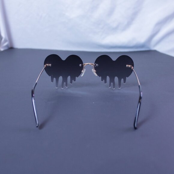 Frameless Melting Heart Sunglasses in Black - Picture 6 of 6